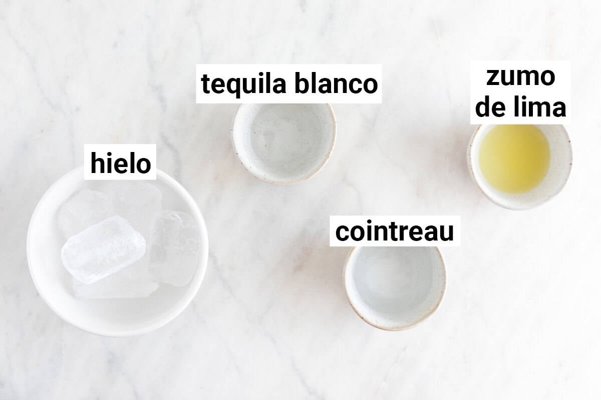 Ingredientes necesarios para hacer un cóctel margarita.