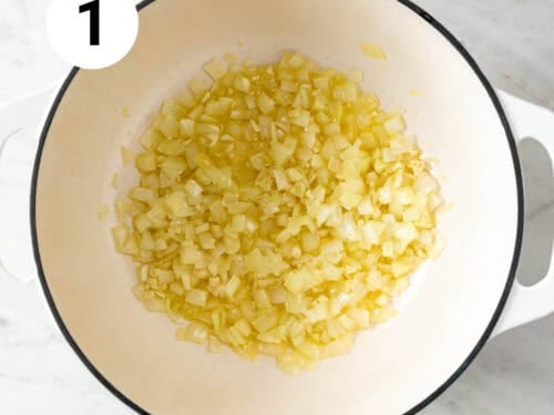 Olla con cebolla y ajos salteados en aceite de oliva virgen extra.