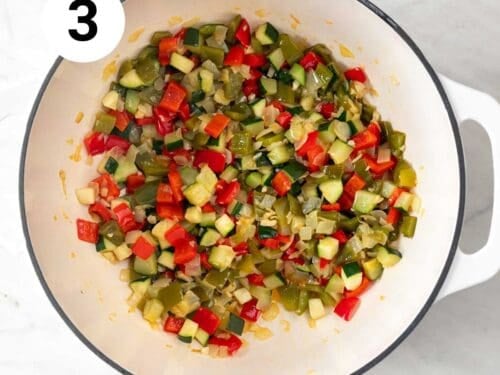 Olla con cebolla, ajos, pimiento verde, pimiento rojo y calabacín salteados en aceite de oliva.
