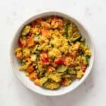 Cuscús con verduras en un plato.