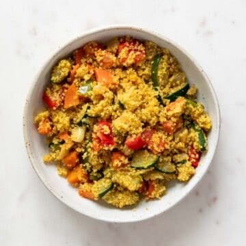 Cuscús con verduras en un plato.