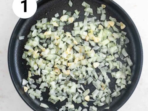 Ajo y cebolla salteados en una sartén.