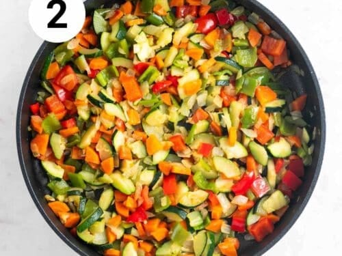 Verduras cocinadas en una sartén.