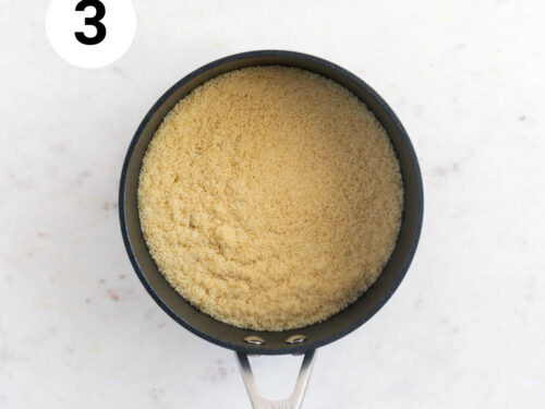 Cuscús hidratado en un cazo.