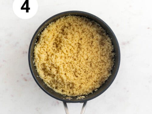 Granos sueltos de cuscús en un cazo.