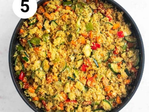 Cuscús con verduras cocinado en una sartén.