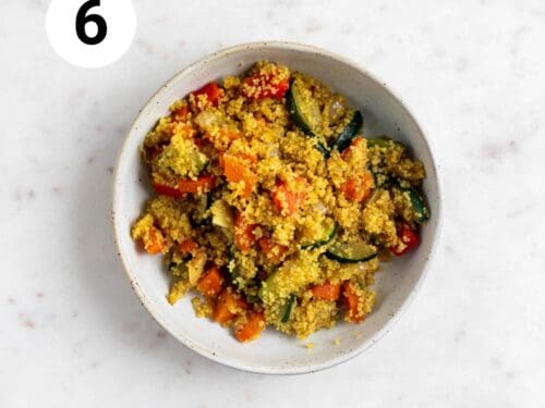 Cuscús con verduras cocinado en un plato.