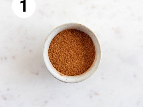 Mezcla de canela y azúcar moreno en un bol.