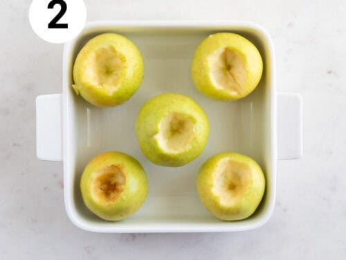 Manzanas descorazonadas en una fuente para horno.