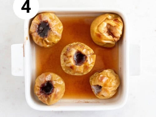 Manzanas asadas en una fuente para horno.