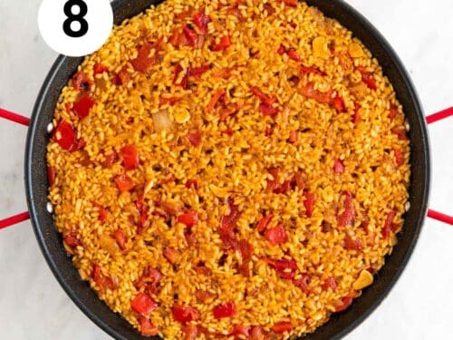 Paella de verduras cocinada en una paellera.