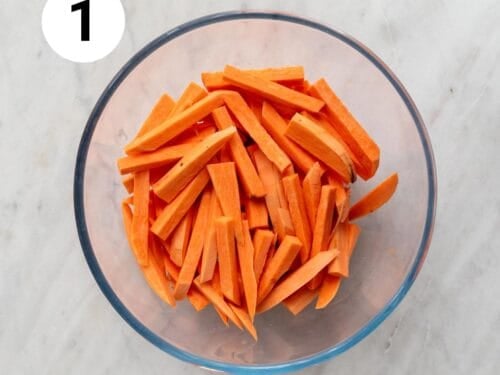 Bastones de boniato en un bol.