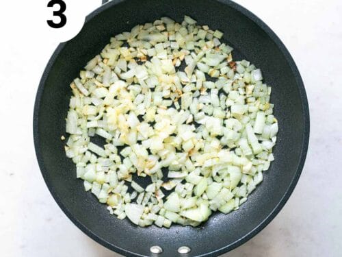 Cebolla y ajo sofritos en una sartén.