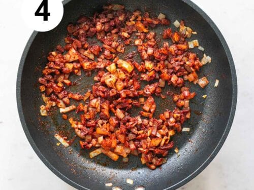 Cebolla y ajo sofritos en una sartén con pimentón.