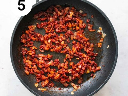 Cebolla y ajo sofritos en una sartén con pimentón y harina.