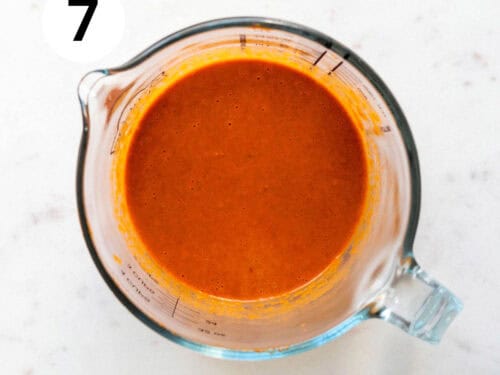 Salsa brava en una jarra.