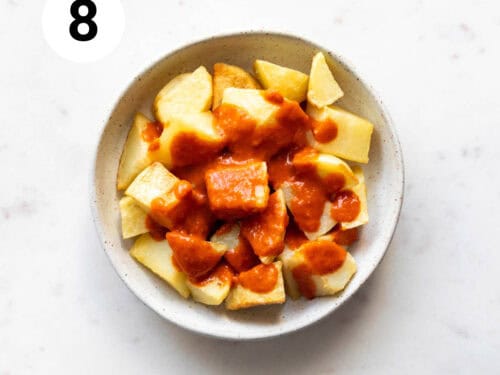 Patatas bravas en un bol.