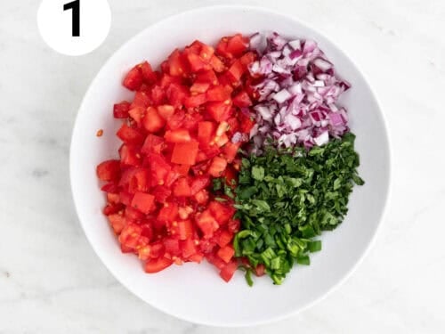 Plato con los ingredientes para el pico de gallo troceados.