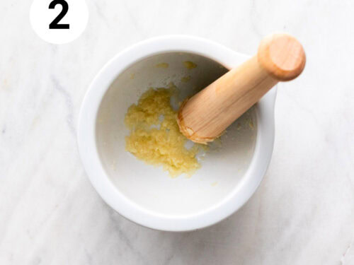 Ajos machacados en un mortero.