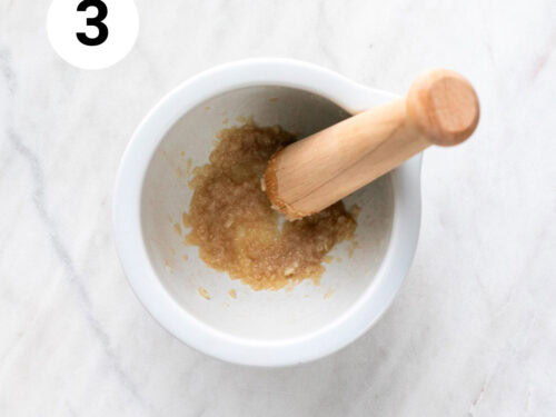 Pasta de ajo y vinagre en un mortero.