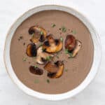Bol con crema de champiñones.