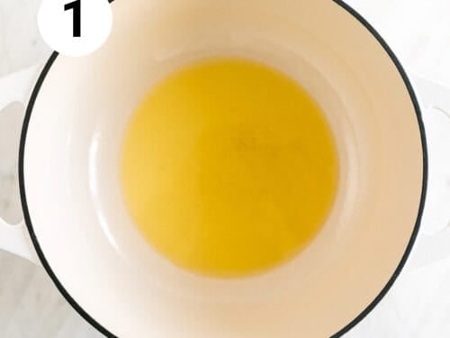 Aceite de oliva en una olla.