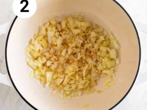 Ajo y cebolla salteados en una olla.