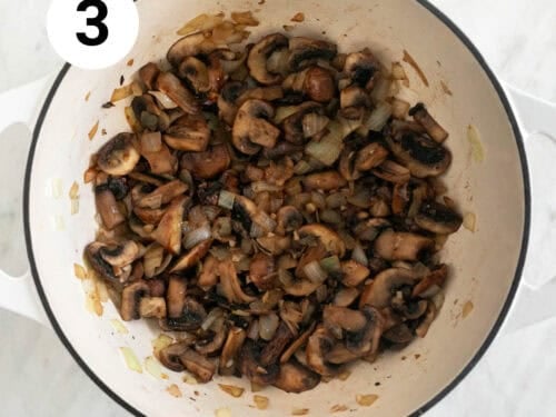 Champiñones, ajo y cebolla salteados en una olla.