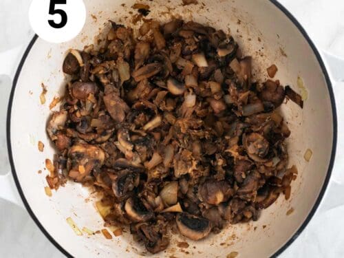 Champiñones, ajo y cebolla salteados después de haber echado el vino y la harina.