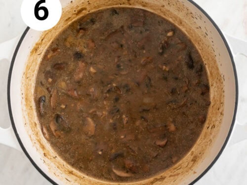 Crema de champiñones antes de echar la leche de coco en una olla.