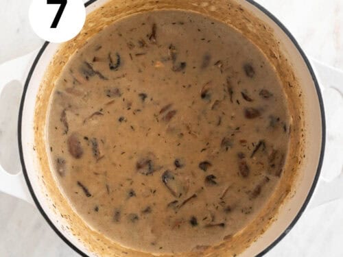 Crema de champiñones antes de batir en una olla.