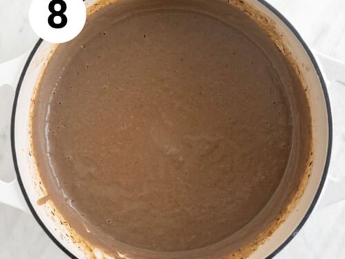 Crema de champiñones después de batir en una olla.