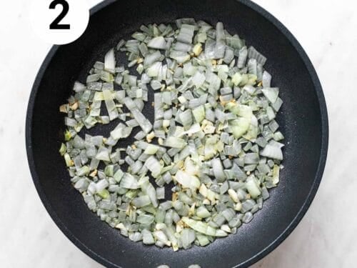 Ajo y cebolla salteados en una sartén.