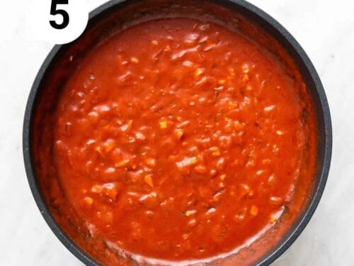 Salsa brava antes de batir en una sartén.