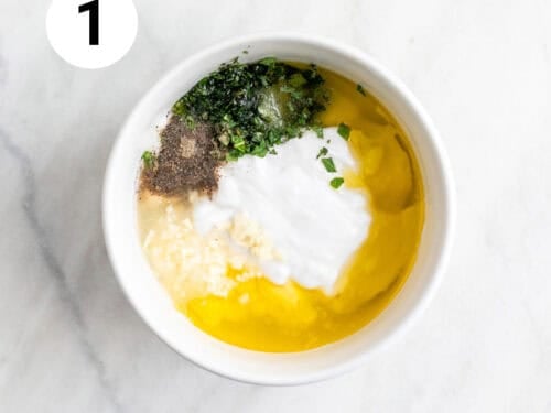 Ingredientes de la salsa de yogur en un bol antes de mezclar.