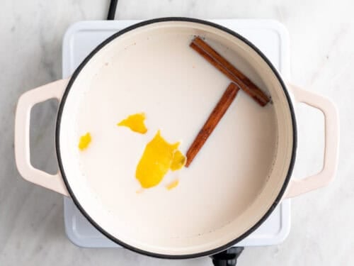 Ingredientes para hacer arroz con leche en una olla.