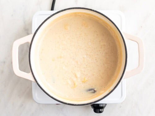 Arroz con leche en una olla antes de echarle el azúcar.