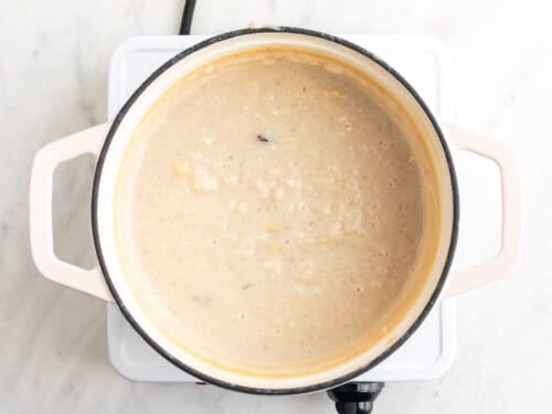 Arroz con leche cocinado en una olla.