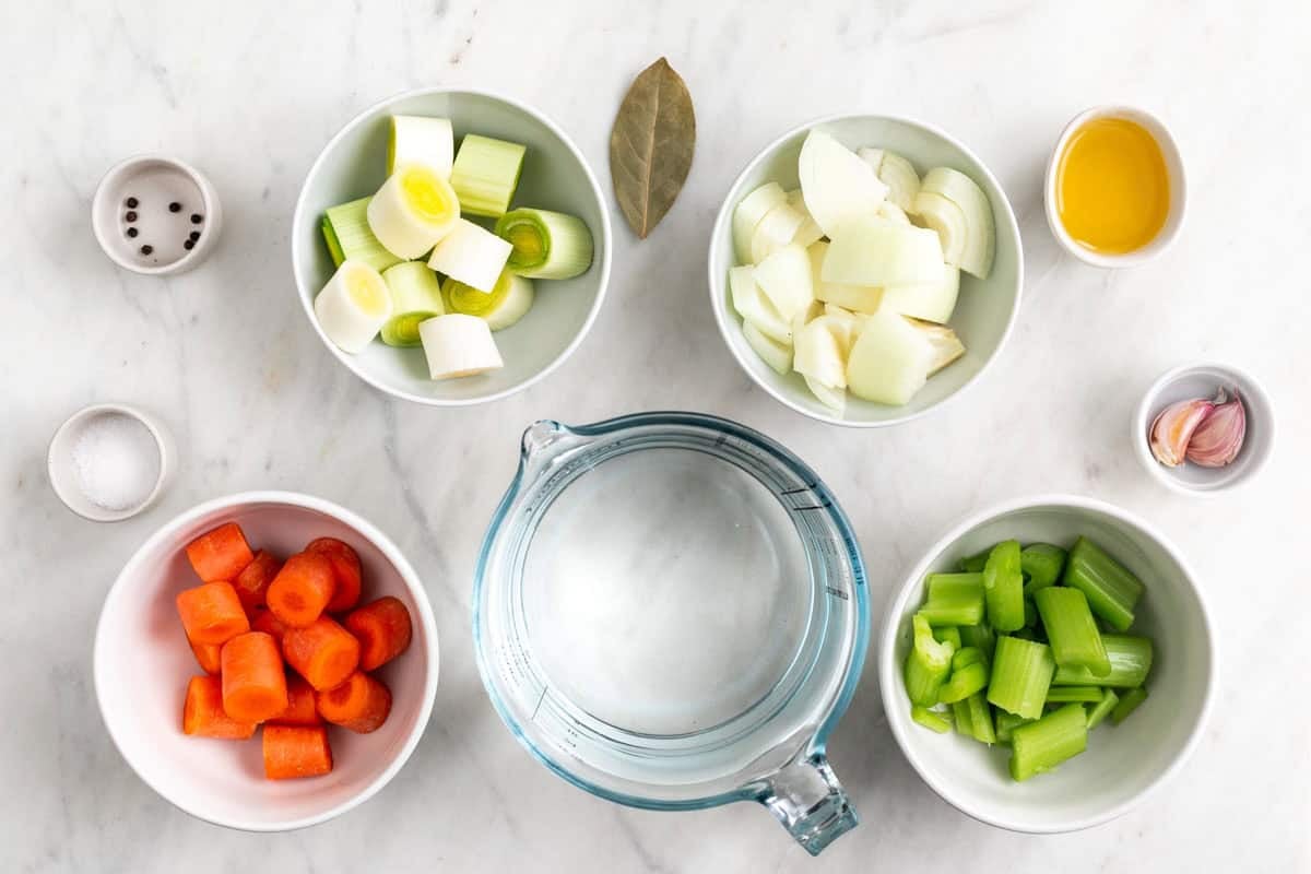 Ingredientes para hacer caldo de verduras casero.