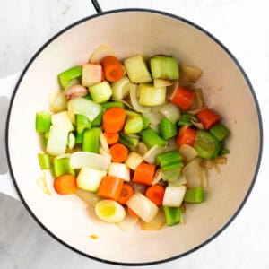 Verduras salteadas en una olla.