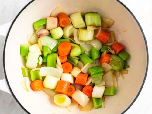 Verduras salteadas en una olla.