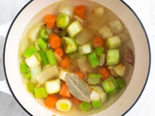 Verduras salteadas con el resto de ingredientes en una olla antes de cocinar.
