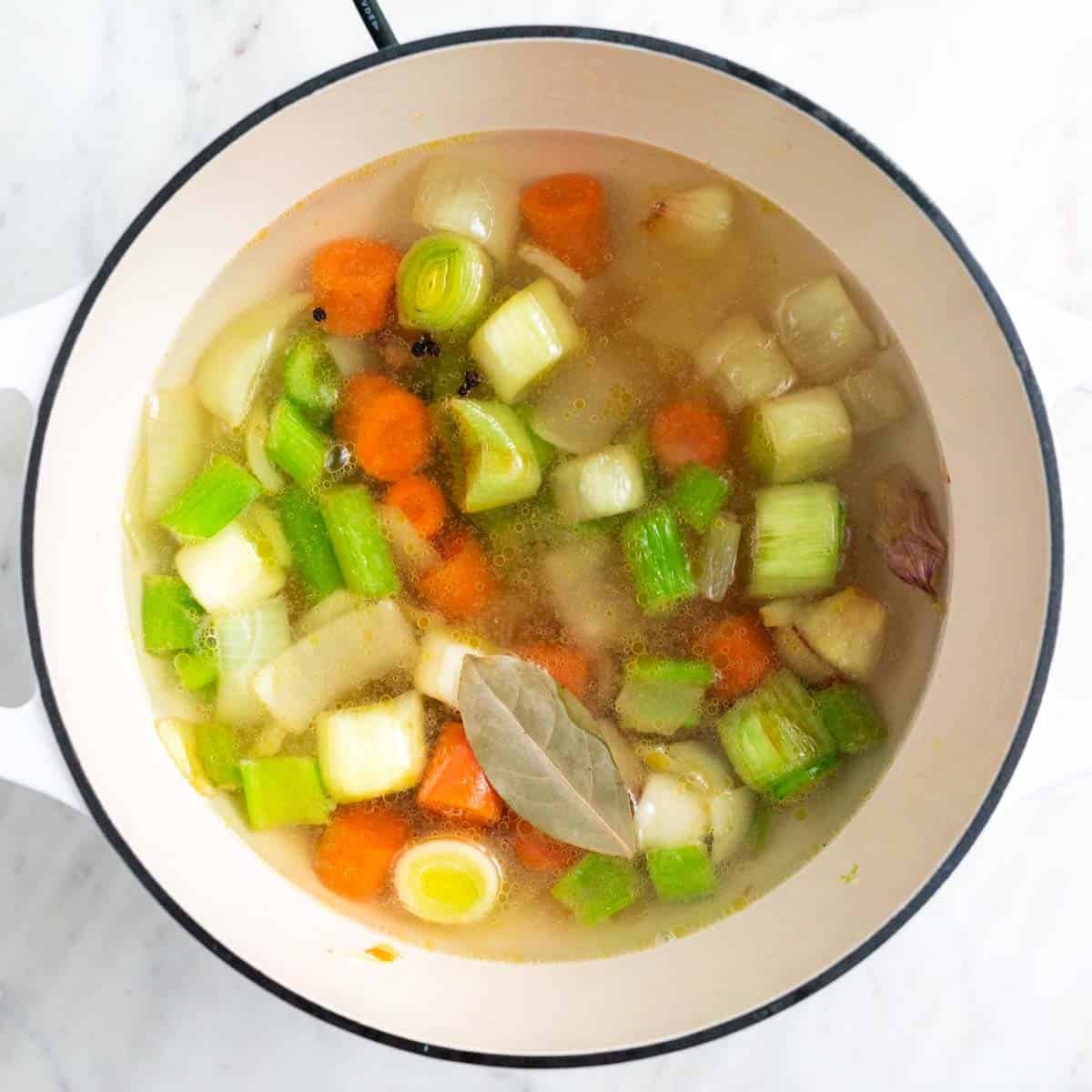 Verduras salteadas con el resto de ingredientes en una olla antes de cocinar.