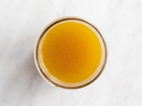 Caldo de verduras cocinado en un tarro.