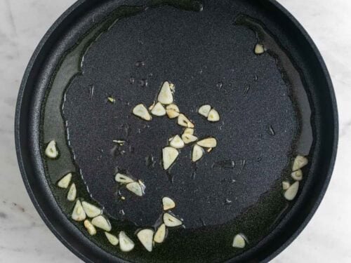 Ajo salteado en una sartén.