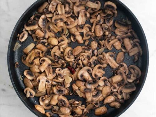 Champiñones al ajillo en una sartén antes de echar el perejil.