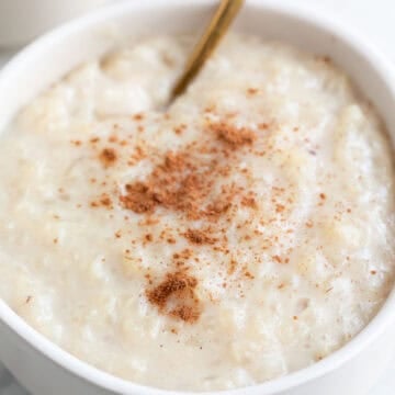 Cuenco de arroz con leche con canela en polvo.
