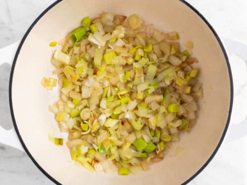 Cebolla, ajo y puerro salteados en una olla.