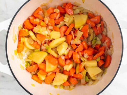 Verduras salteadas en una olla.