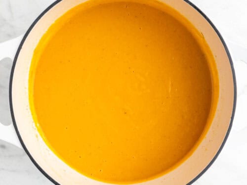 Crema de zanahoria batida en una olla.
